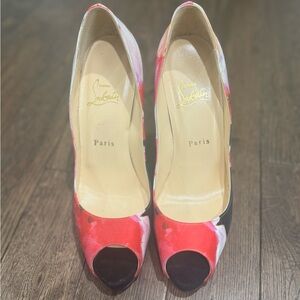 CHRISTIAN LOUBOUTIN 
Satin Floral Very Prive 120 Pumps